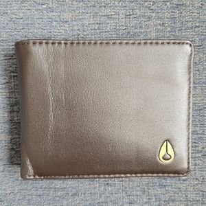 NWOT Mens Nixon Pass leather wallet--Brown
